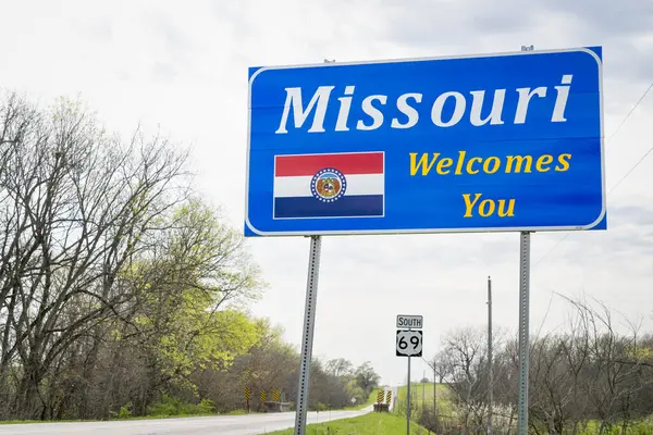 Missouri Recebe Você Sinal Beira Estrada Uma Estrada Rural Perto — Fotografia de Stock