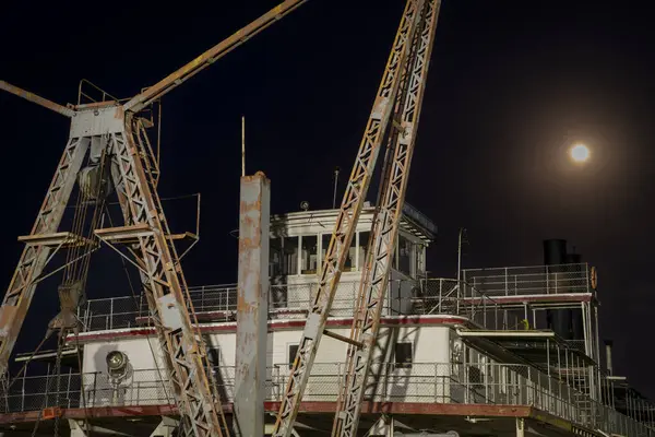 ブラウンビル Usa 2024 ヴィンテージサイドウィーラーのドレッジ メリウェザー ルイス大尉 ミズーリ川の岸にドライドックに表示 満月の夜景 — ストック写真