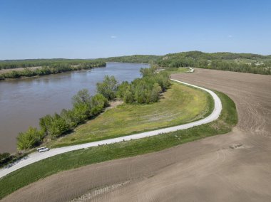 WIlton yakınlarındaki Missouri Nehri boyunca uzanan tozlu kırsal yol, bahar havası manzarası.