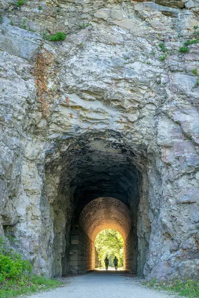 Sylwetka Pary Przechodzącej Przez Tunel Katy Trail Niedaleko Rocheport Missouri — Zdjęcie stockowe