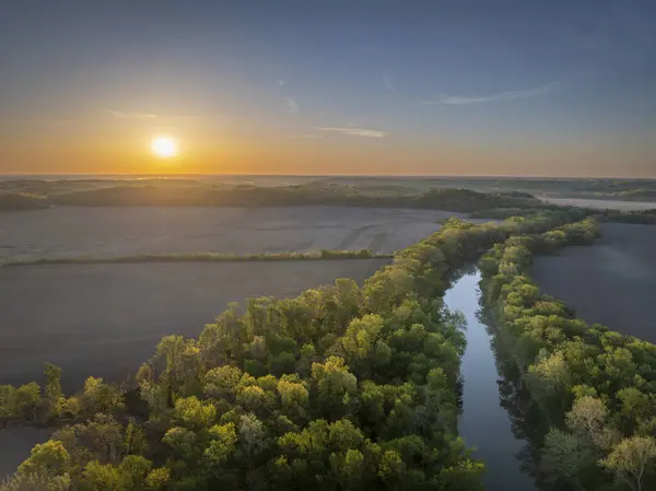 ミズーリ州のロバーツ ブルフ アクセスにある農地とラミン川の日の出 — ストック写真