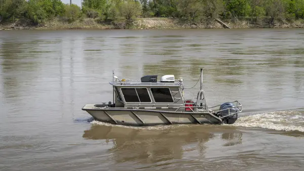 ウェイバリー アメリカ 2024 ミズーリ川のマンソンによるアルミニウム作業ボート — ストック写真
