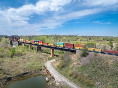 Rulo, NE, ABD - 19 Nisan 2024: Nebraska 'dan Missouri Nehri' ne giden konteyner yük treni, hava manzaralı.