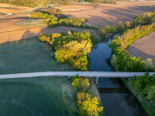 ミズーリ州のロバーツ ブルフ アクセスにある農地とラミン川の日の出 — ストック写真