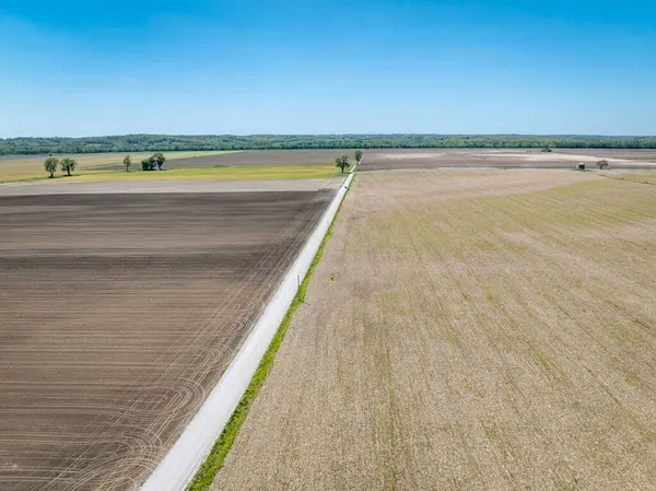 Stoffige Weg Landbouwgrond Een Brede Vallei Van Missouri Rivier Buurt — Stockfoto
