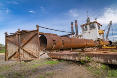 Nebraska 'da Missouri Nehri kıyısındaki eski, paslı, nehir tarağının detayları