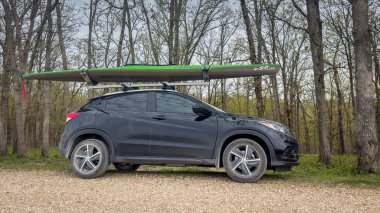 Rosebud, MO, ABD - 20 Nisan 2024: Honda HR-V arazi aracının çatıdaki kanosu.