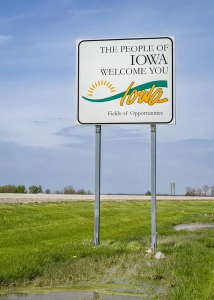 Iowa Bienvenida Señal Carretera Contra Cielo Azul Frontera Estatal Con — Foto de Stock