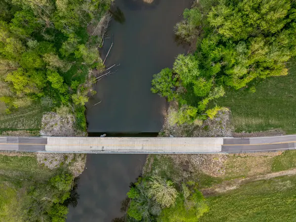 春の景色でミズーリ州ロズボード近くのブルボーズ川を渡る橋 空中視界 — ストック写真