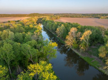 Missouri 'deki Roberts Bluff girişindeki Lamine Nehri üzerinde gün doğumu, bahar havası manzarası.
