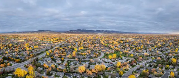 コロラド北部のフォートコリンズ市とロッキー山脈のフロントレンジの上の春の朝 空中パノラマ — ストック写真
