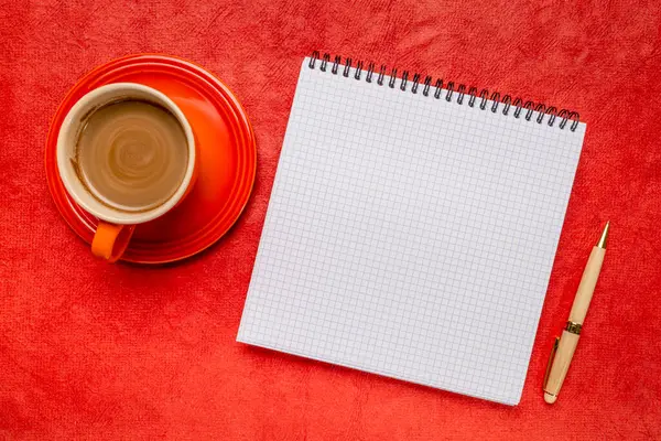 赤い質感の芸術のペーパーのコーヒーが付いている空白の螺線形のノート 平らな層 — ストック写真