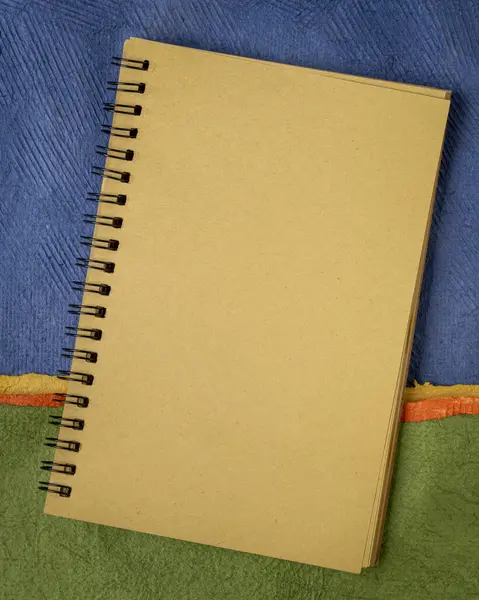 Caderno Espiral Branco Contra Paisagem Papel Abstrato Cartaz Vertical — Fotografia de Stock