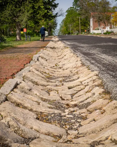 ミズーリ州アローロックの歴史的な町に石で舗装された通り排水 — ストック写真