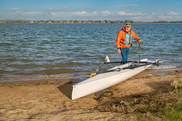 Senior Male Rower His Rowing Shell Beach Boyd Lake Northern — Stockfoto