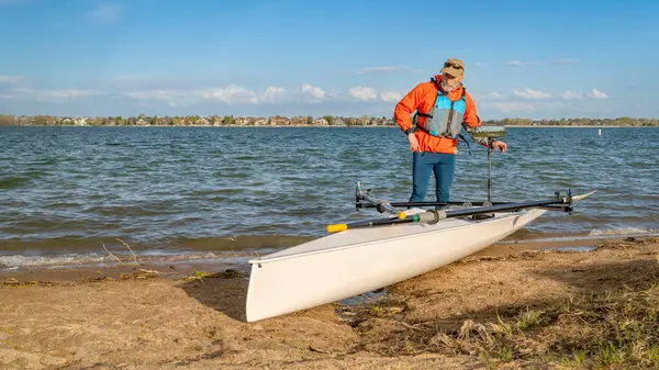 Senior Male Rower His Rowing Shell Beach Boyd Lake Northern — Stockfoto