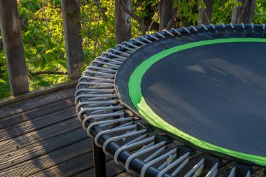 Spor için mini trambolin arka bahçedeki terasta egzersiz ve ribaund.