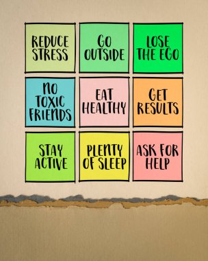 Sağlıklı yaşam tarzı hatırlatıcıları, renkli notlar, kişisel gelişim konsepti