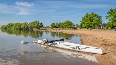 Loo, CO, ABD - 29 Mayıs 2024: Akşam karanlığında Liteboat 'un yanındaki kürekli deniz kabuğu, bahar manzaralı Boyd Lake State Park.