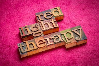 kırmızı ışık terapisi - dokulu sanat kağıdı, sağlık ve öz bakım kavramına karşı vontage letteprress ahşap tipi metin