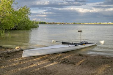 Kuzey Colorado 'da Boyd Gölü kıyısında bahar sonlarında ya da yaz mevsiminde kıyıda kürek çeken deniz kabuğu.