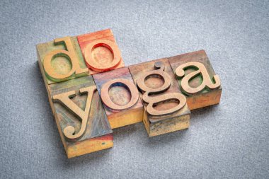 Yoga yap - renkli mürekkep, sağlık, dinlenme ve yaşam tarzı konseptiyle boyanmış eski harf baskı ahşap tip motivasyon metni