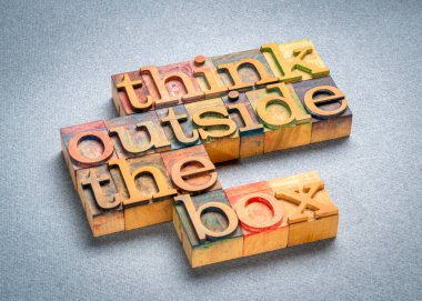 Kutu konseptinin dışında düşünün - eski harf baskılı ahşap tip motivasyon tabiri