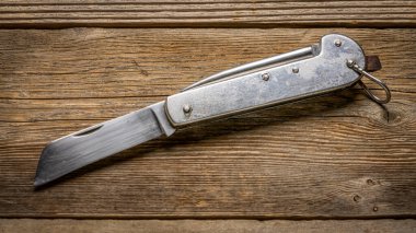 Kırsal kesimlere karşı (1970 'lerde Polonya' da yapılmış) marlinespike ve düz bıçaklı klasik denizci bıçağı, ağır kullanım ve istismarın belirtileri