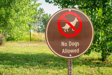 Köpekler giremez. Collins Kalesi 'nin doğal bölgelerinde bir tabela var.