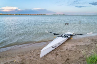 Loo, CO, ABD - 2 Haziran 2024: Bataklıkta bir sahilde kayık kabuğu, bahar manzarasında Boyd Gölü Parkı.