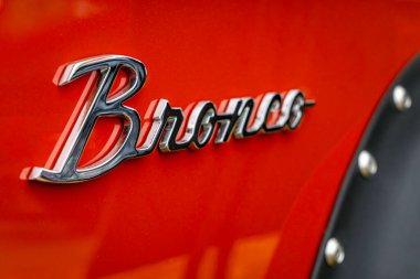 Lothe, CO, ABD - 25 Ağustos 2023: Klasik Ford Bronco SUV 'un yanında metal logo.