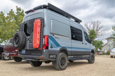 Lothe, CO, ABD - 25 Ağustos 2023: Hikayeci Overland Beast Mode, Mercedes Sprinter şaseli 4x4 karavan.