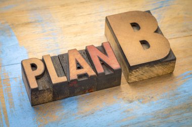 B planı tipik olarak, orijinal plan başarısız olur ya da engellerle karşılaşırsanız başvurabileceğiniz alternatif strateji ya da yedek plan, geçmişe dönük harf tipinde metin