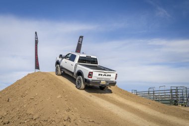 Lothe, CO, ABD - 26 Ağustos 2023: Çamurlu bir off-road rotasındaki RAM Power Wagon kamyonu.