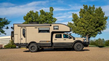 Lothe, CO, ABD - 24 Ağustos 2024: Hikayeci Overland GXV Dodge RAM 5500 şasesi üzerine inşa edilen sağlam off-road macera kamyonu.