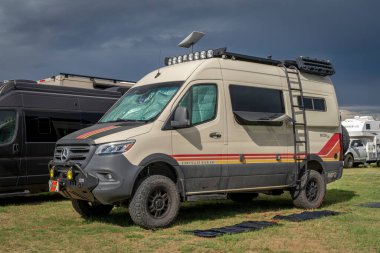 Lothe, CO, ABD - 23 Ağustos 2024: Hikayeci Overland Beast Mode, Mercedes Sprinter şaseli 4x4 karavan.