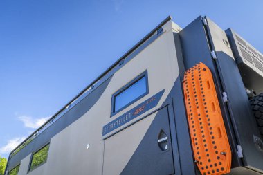 Lothe, CO, ABD - 24 Ağustos 2024: 4x4 Kenworth şasesine inşa edilen Hikayeci Overland GXV Destansı off-road macera kamyonunun ayrıntıları.