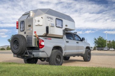 Lothe, CO, ABD - 25 Ağustos 2024: Toyota Tacoma kamyonunda Kimbo alüminyum karavan.
