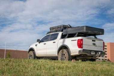 Lothe, CO, ABD - 25 Ağustos 2024: Ford Ranger Tremor kamyon rafları, çatı çadırı ve kargo kutusu.