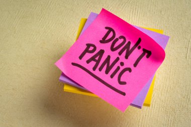 Yapışkan bir notta stres konseptiyle ilgili dokuma kağıdına karşı panik yapmayın.