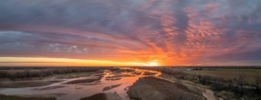 Platte Nehri üzerinde ilkbahar gündoğumu ve Kerney, Nebraska yakınlarında düzlükler, hava manzarası