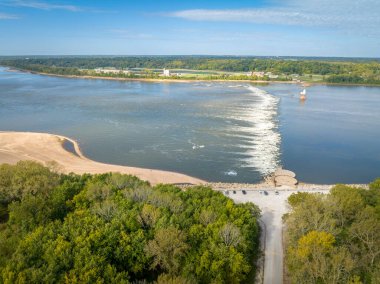 Düşük Su Barajı ve St Louis 'in üstündeki Kayalıklar Zinciri' nin altındaki Mississippi Nehri 'nde bir akıntı.