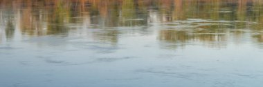 Su yansımaları, Missouri Nehri üzerinde bahar gündoğumu Dalton Bottom, MO