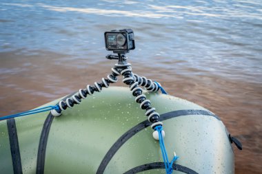 Fort Collins, CO, ABD - 17 Eylül 2024: DJI Osmo Action 4 kamera GorillaPod ile birlikte bir yük gemisinin pruvasına monte edildi.