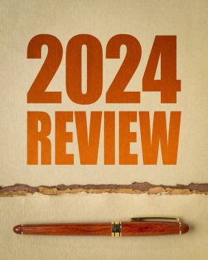 2024 yıllık inceleme. Yıl sonu iş konsepti, kalemle birlikte sanat kağıdında soyut sözcük.