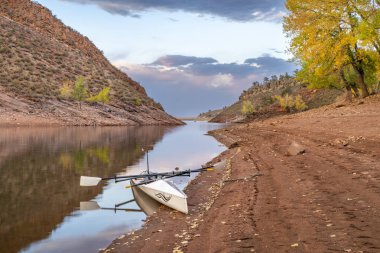 Kuzey Colorado 'da Horsetooth Reservoir sahilinde kürek kabuğu, Ekim manzarası
