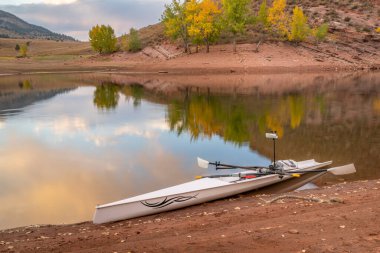 Kuzey Colorado 'da Horsetooth Reservoir sahilinde kürek kabuğu, Ekim manzarası