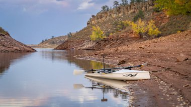 Kuzey Colorado 'da Horsetooth Reservoir sahilinde kürek kabuğu, Ekim manzarası