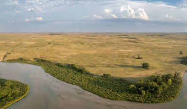 Nebraska Ulusal Ormanı 'ndaki Kasvetli Nebraska Nehri ve Nebraska Kum Tepeleri' nin hava manzarası. Yaz sonu manzarası.