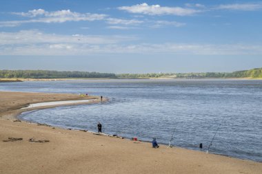 Granite City, IL, ABD - 8 Ekim 2023: Bir grup adam St Louis 'in yukarısındaki Kayalıklar Zinciri' nde Mississippi Nehri 'ndeki bir kum havuzunda balık tutuyor..